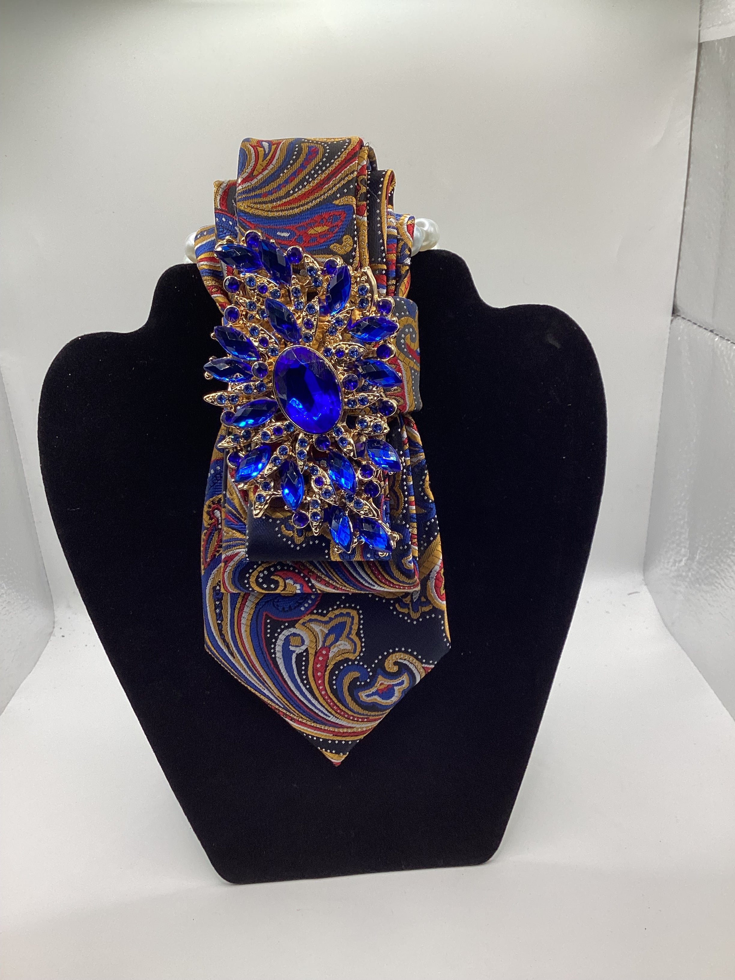 Kingsley Luxe Brooch Tie