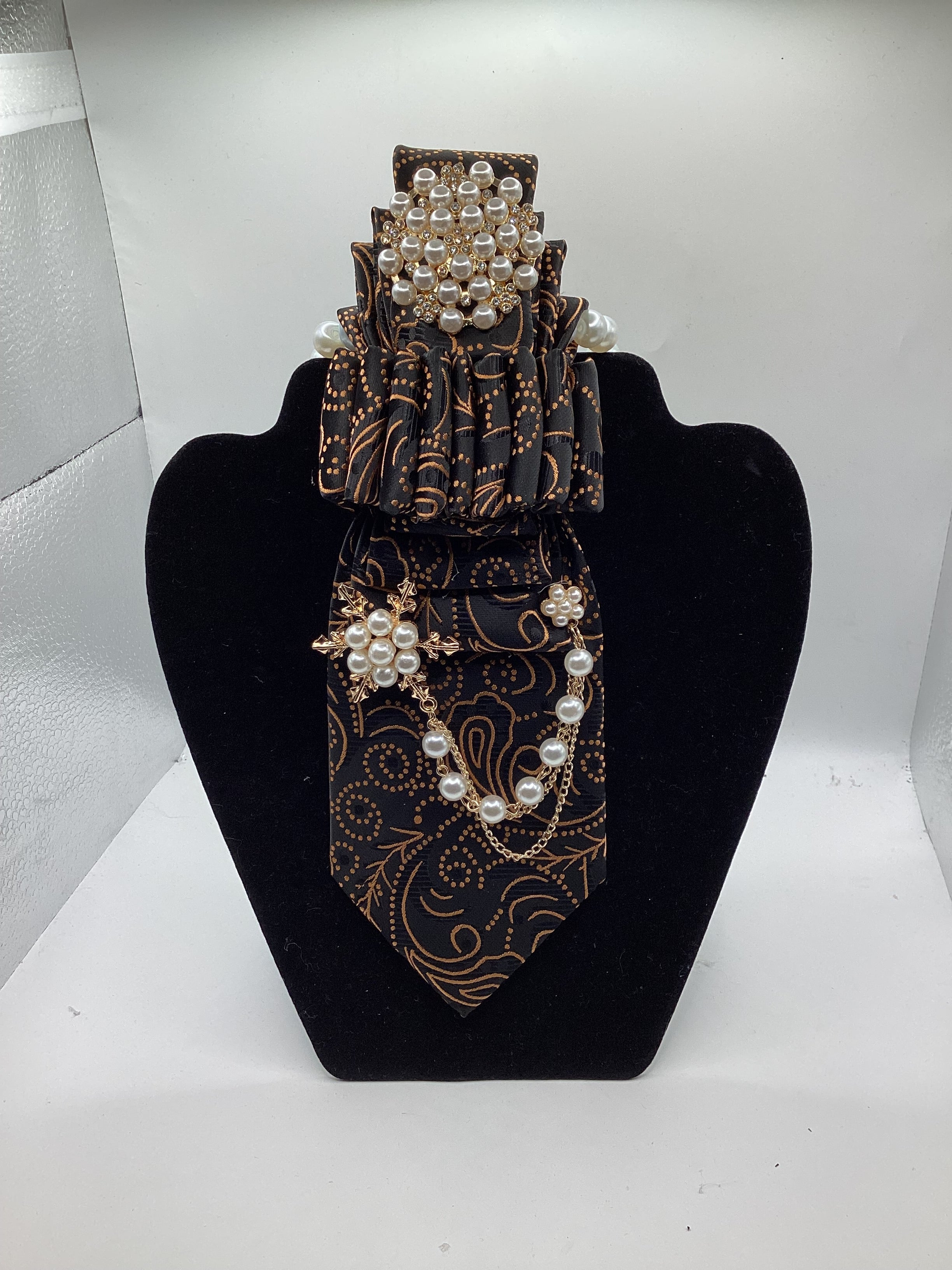 Midnight Pearl Elegance Statement Tie – Gold Paisley Couture Edition