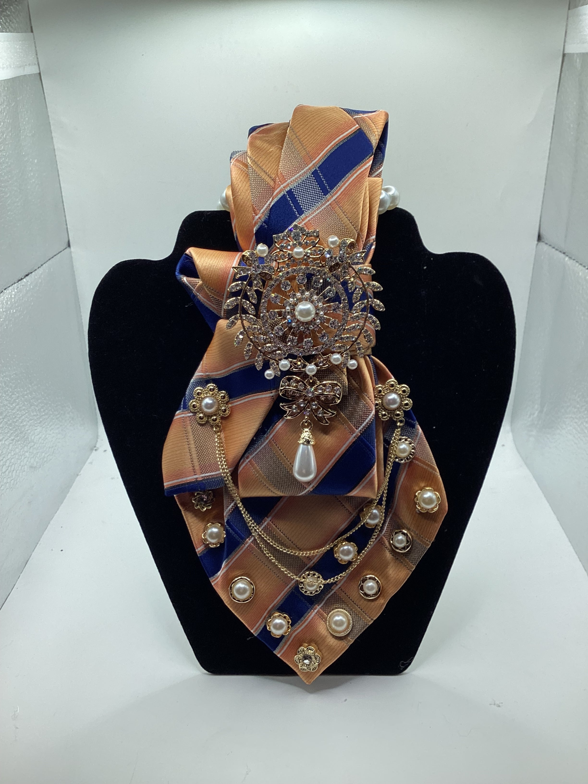 Pearl Royale Statement Tie