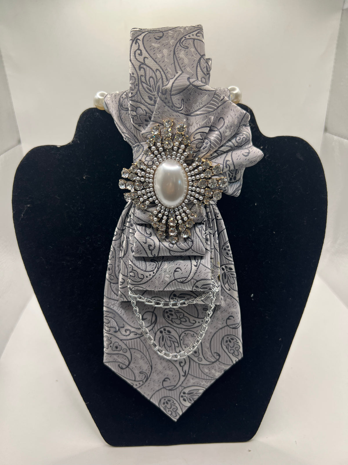 Silver Pearl Royale – Luxury Paisley Statement Tie